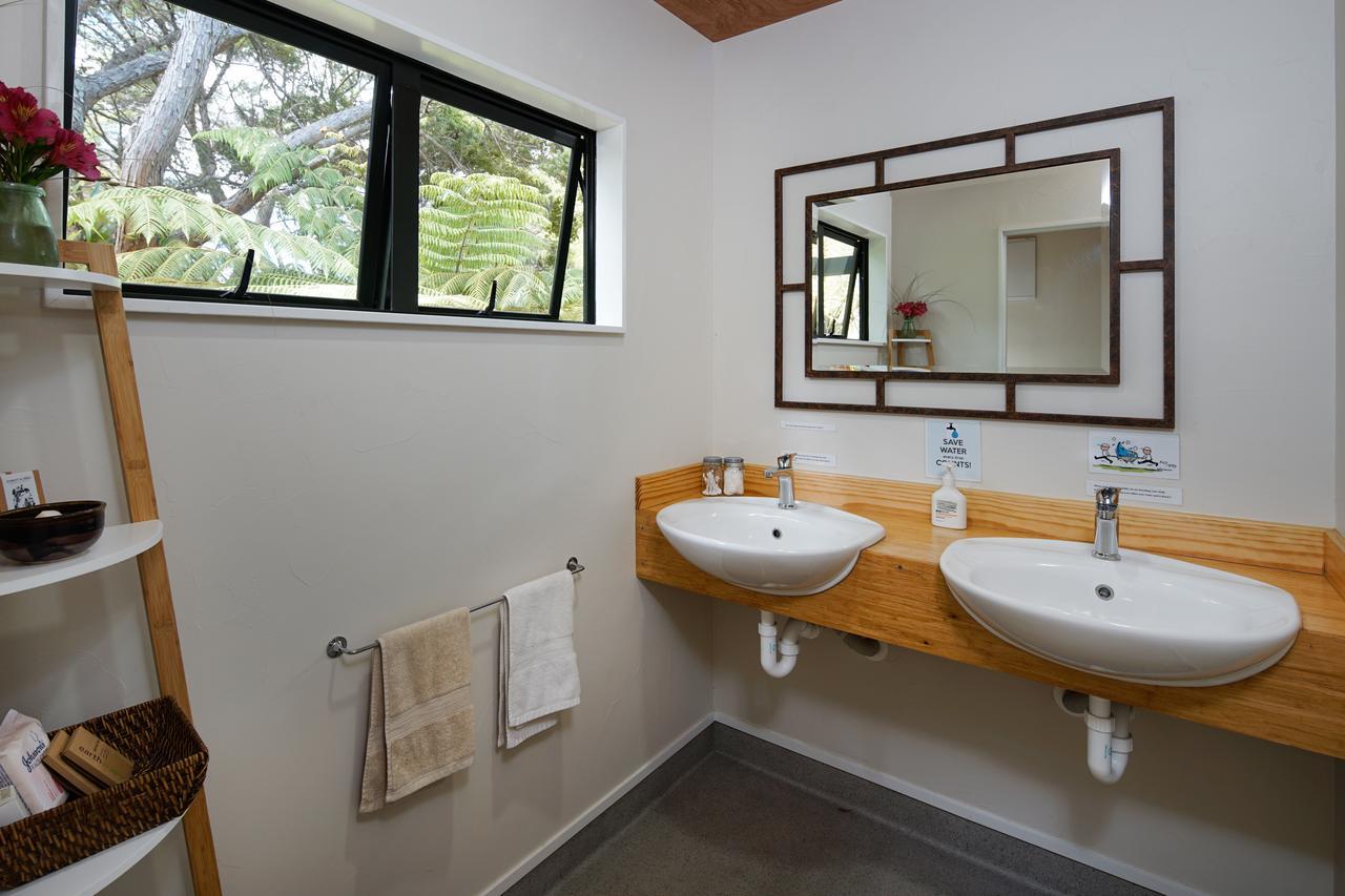 Wai-Knot Accommodation Onetangi Exterior photo